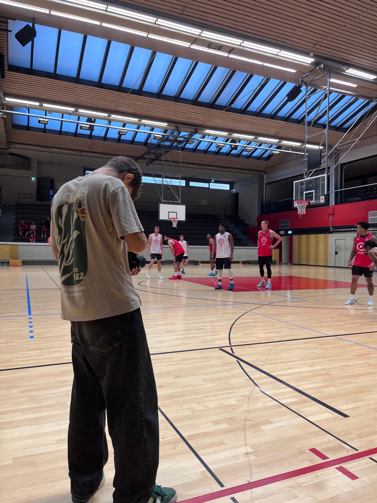 Henri Herget filming a basketball training